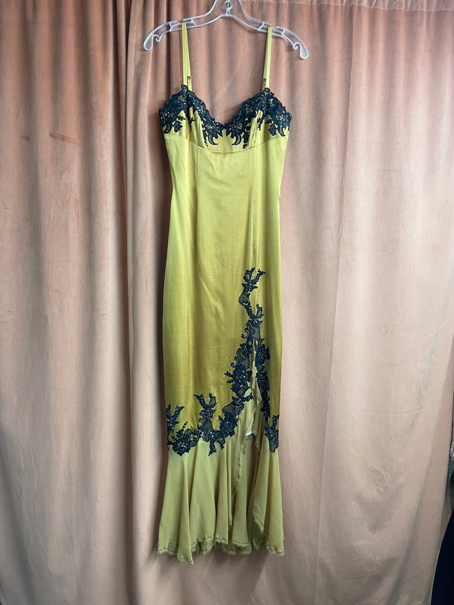Chartreuse green, dead stock, Mandalay size 6
